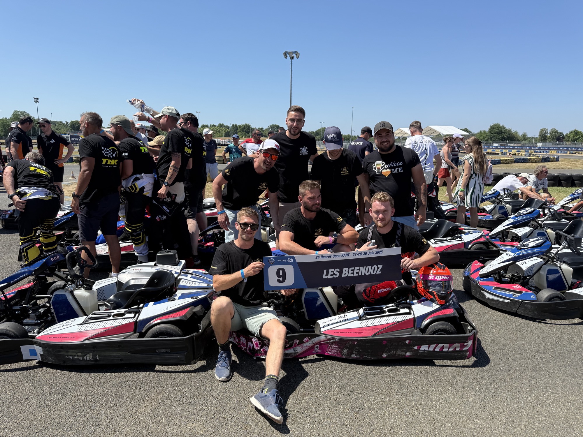 L'équipe des Beenooz réunie devant les karts, panneau numéro 9 Les Beenooz