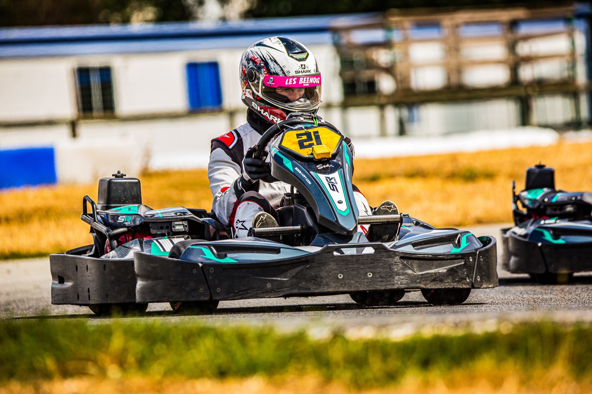 Mickou en piste, casque aux couleurs des Beenooz