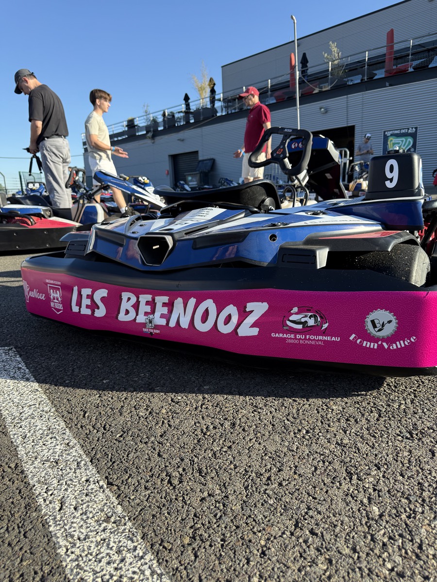 Le kart Les Beenooz numéro 9 avec les logos des partenaires