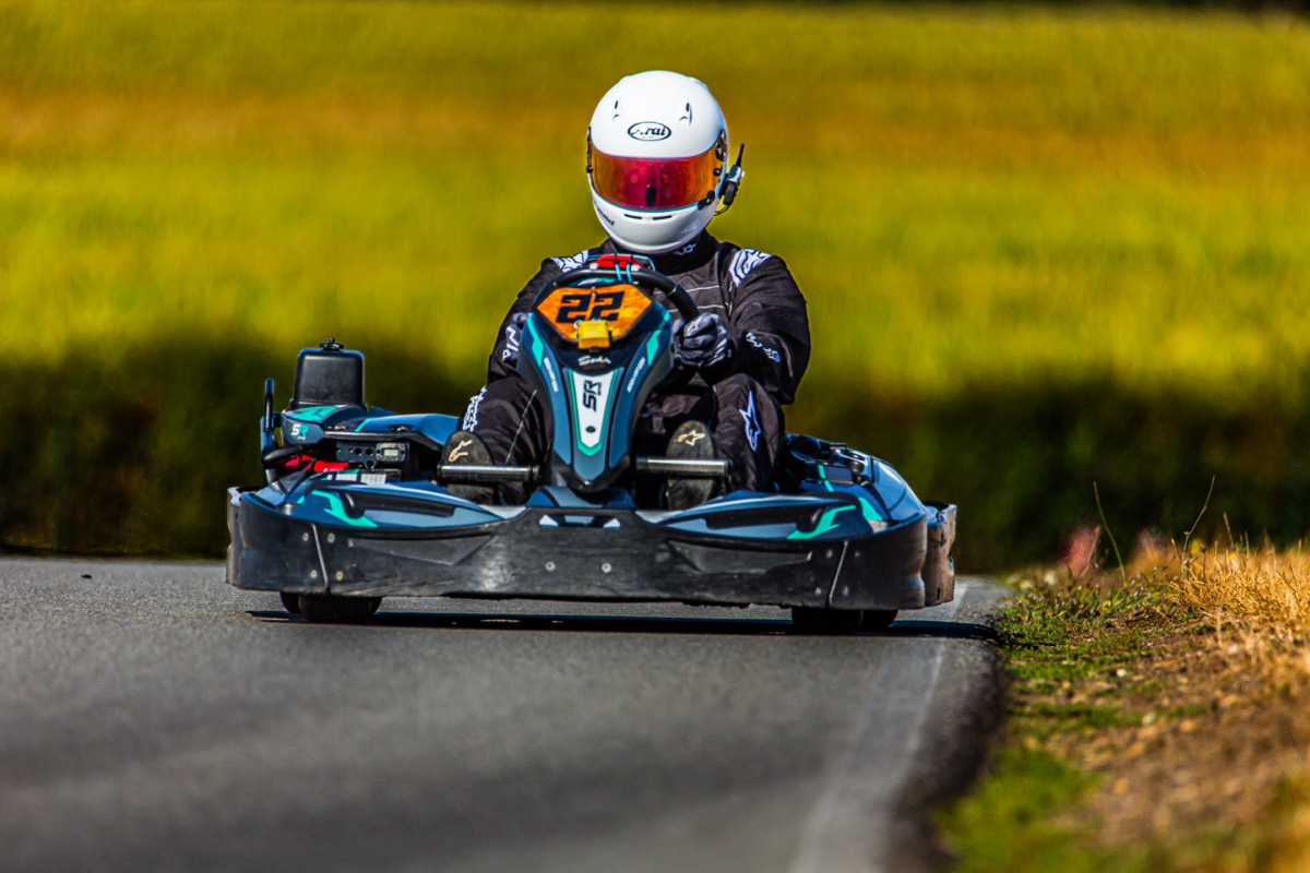 Léo sort du virage, casque blanc