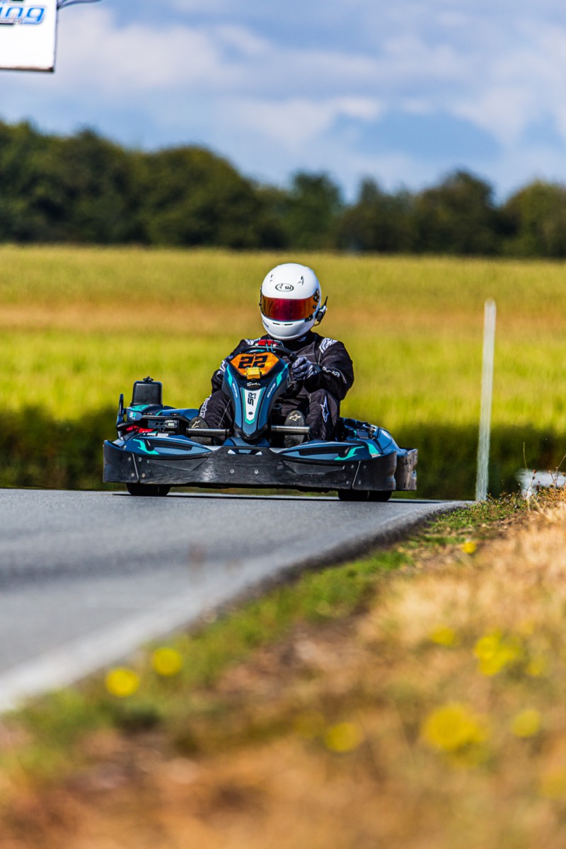 Léo au loin sur la piste
