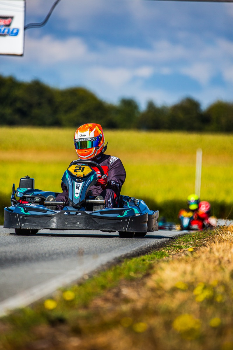 Alexis devant un groupe de karts