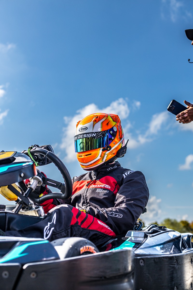 Alexis dans son kart, casque orange