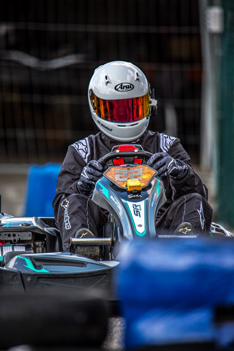Léo dans son kart, casque blanc