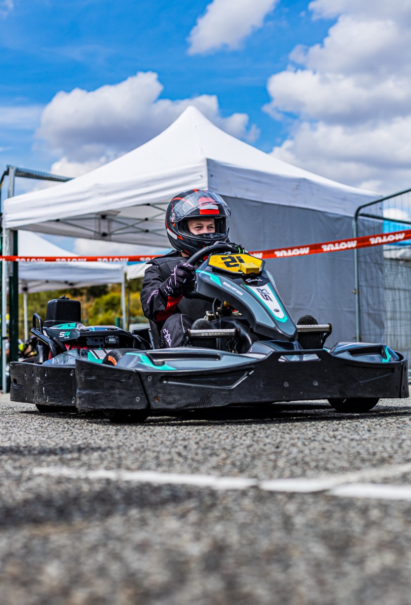Théo au départ, devant les tentes du paddock