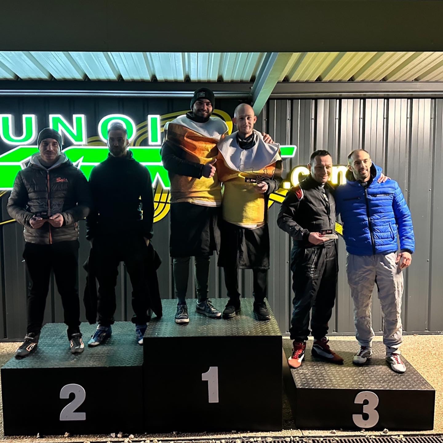 Les Beenooz en costumes de chope sur la plus haute marche du podium au Dunois Kart