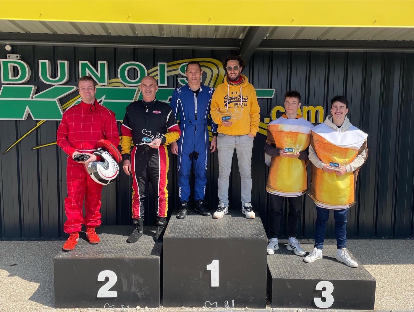 Les Beenooz en costumes de chope sur la 3e marche du podium au Dunois Kart