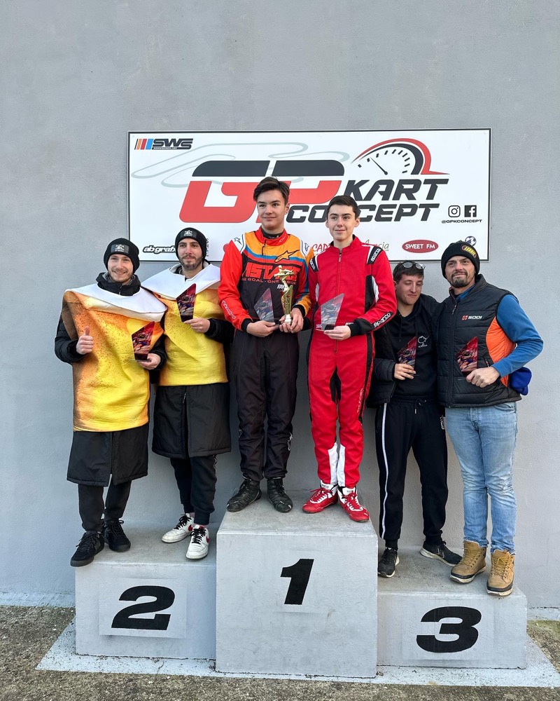 Podium GP Kart Concept, les Beenooz en costumes de chope sur la 2e marche