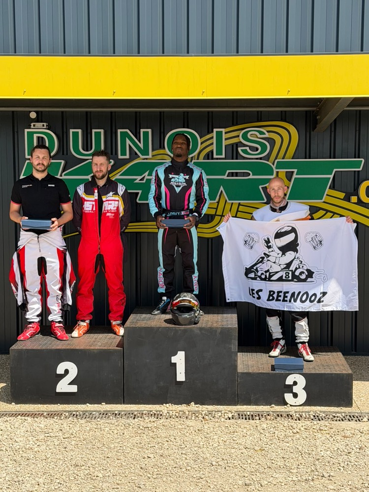 Les Beenooz sur la 3e marche avec leur drapeau, au Dunois Kart
