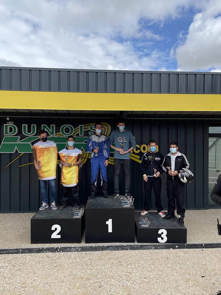 Les Beenooz en costumes de chope sur la 2e marche, au Dunois Kart
