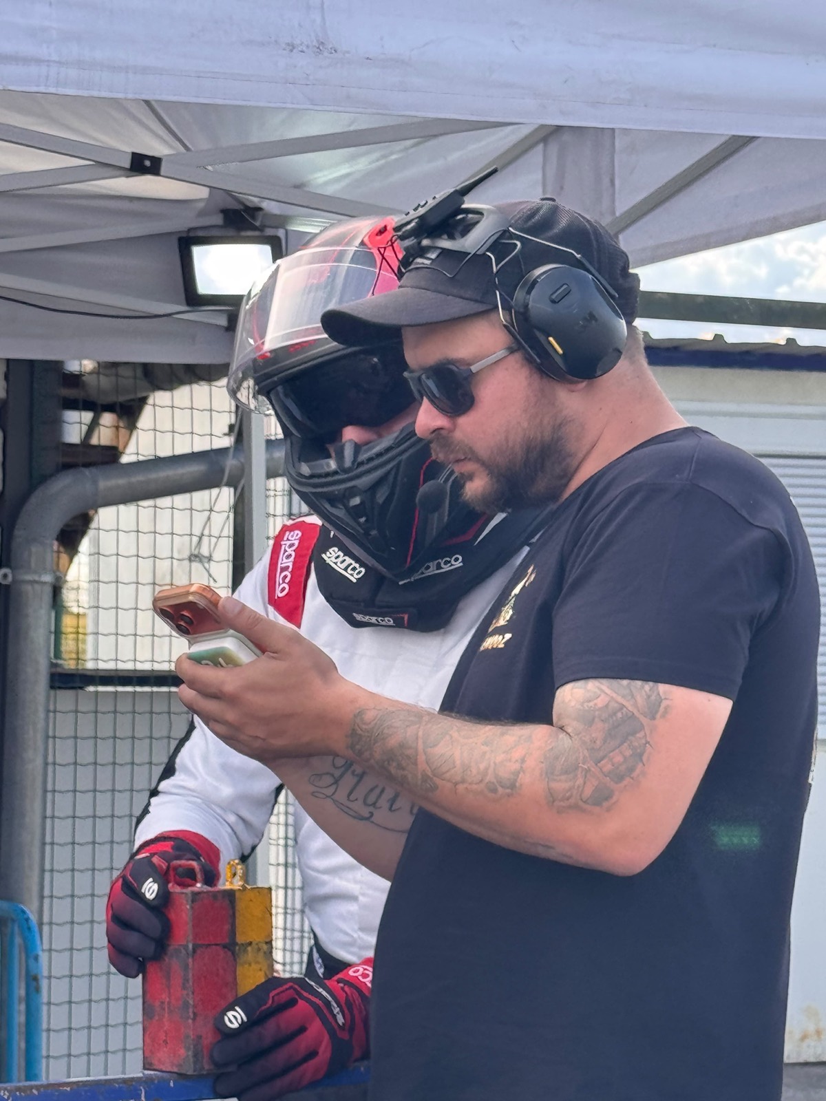 Alexis, team manager des Beenooz, casque audio sur les oreilles au muret des stands